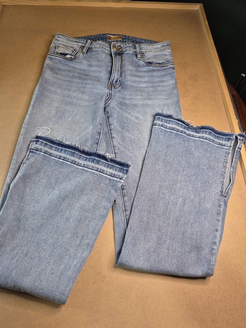 Kut from the Kloth Light Blue Jeans with Frayed Hem